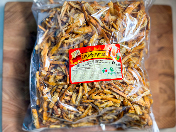 Нитка ЖАРЕНАЯ "Чеснок с зеленью" Oktobersnack 1 кг (сырный продукт) в Екатеринбурге